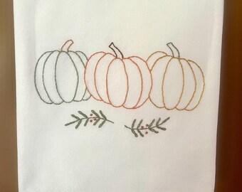 Calabazas sobre un paño de cocina de saco de harina