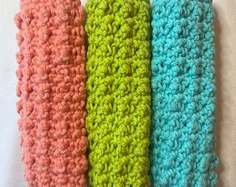 Juego de 3 paños de cocina de ganchillo en colores brillantes.