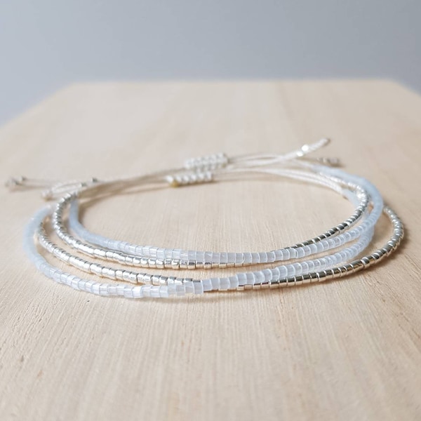 Sierlijk licht aqua blauw en zilver stapelen armband, eenvoudige minimalistische kleine zaad kralen armband, nieuwe moeder baby shower girly stijl cadeau