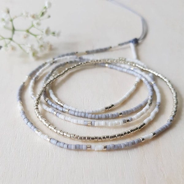 Sierlijke zilveren grijze en witte lange kleine zaad kraal wrap armband, zilveren kraal sieraden, sierlijke lange kralen ketting, moeder cadeau voor haar