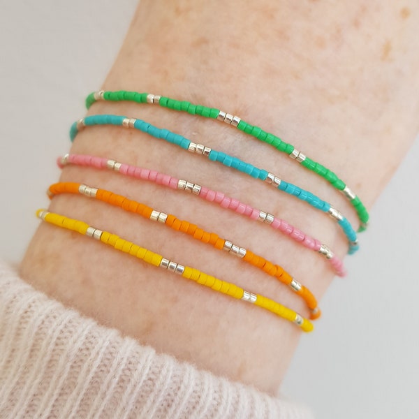 Sierlijke zomerarmband, kleurrijke zilveren kleine zaadkralenarmband, verstelbare minimalistische koordarmband, Boho zomersieradencadeau