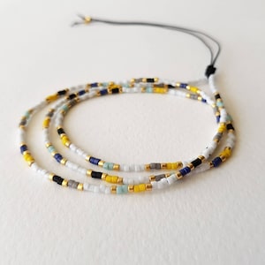 Bracelet enveloppant délicat de petites perles de rocaille, bracelet minimaliste à fines couches, cadeau maman fille soeur amie pour elle