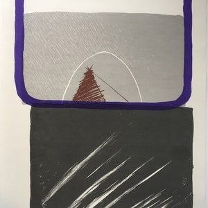 Könnte beinhalten: Abstrakter Kunstdruck mit einer braunen, dreieckigen Form in der Mitte, umgeben von einem weißen Bogen. Der Hintergrund ist hellgrau mit einem violetten Rand. Der untere Teil des Drucks ist dunkelgrau mit weißen Linien.
