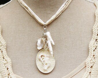 Collier pendentif nacre incluant ruban de soie, longueur au choix, véritables coquillages de corail perle, bijoux bohème cadeau femme copine mère blanc