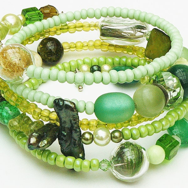 Grüner Boho Armreif, Wickelarmband mit Perlen, Federn und Moos Memory wire opulent und einzigartig, Unikat