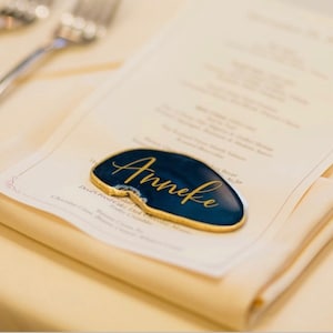 Marque-places en agate avec prénom et nom | Escortes en agate du Brésil | Marque-places de style calligraphie | Marque-places en agate du Brésil
