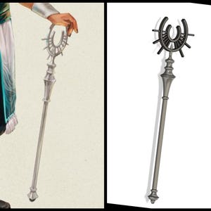 Peut inclure: Un bâton argenté avec un dessus décoratif en forme de croissant avec des pointes. Le bâton a un corps long et élancé avec des détails ornés. Le bâton est tenu par une personne portant un bracelet en argent et des vêtements turquoise et blancs.