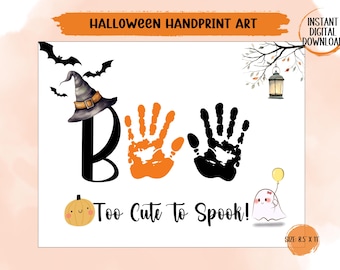 Puede incluir: Arte de huellas de manos de Halloween imprimible con el texto "Boo! Too Cute To Spook!" que presenta un sombrero de bruja, una calabaza, un fantasma y dos huellas de manos, una naranja y una negra.