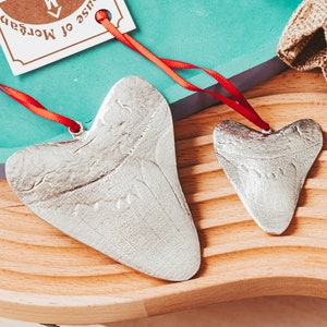 Enfeite de dente de megalodonte feito à mão: fóssil de tubarão de estanho