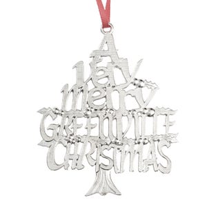 以下が含まれることがあります： 「A Very Merry Greenville Christmas」の文字が切り抜かれたシルバーのクリスマスツリーオーナメント。赤いリボンで吊り下げられています。ツリーのデザインには、ヒイラギの葉と小さなボールのアクセントが含まれています。