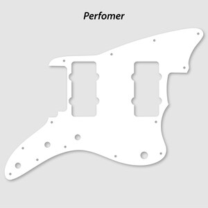 Op de afbeelding: Witte gitaar pickguard met het woord "Performer" erop gedrukt. De pickguard heeft twee rechthoekige uitsparingen voor pickups en verschillende ronde gaten voor schroeven.
