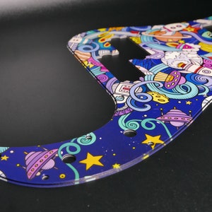 Battipenna Fender PBass • Spazio Doodle Cartoon • Battipenna personalizzato • Grafica • Stormguitar