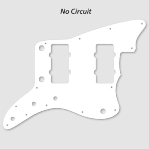 Op de afbeelding: Een witte, lege gitaar pickguard met twee rechthoekige uitsparingen voor pickups en verschillende kleine gaten voor bevestigingsschroeven. De tekst "No Circuit" is bovenaan de pickguard gedrukt.