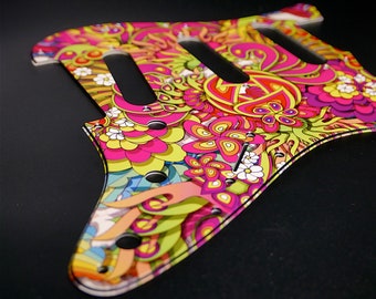 Op de afbeelding: Een kleurrijk gitaar pickguard met een psychedelisch bloemenpatroon in tinten roze, groen, geel en oranje.