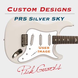 Peut inclure: Pickguard de guitare électrique blanc avec un design personnalisé. Le pickguard comporte trois découpes pour micros et un espace pour une image utilisateur. Le texte "PRS SILVER SKY" est au-dessus du pickguard. Le texte "Pick Guards" est en dessous du pickguard.