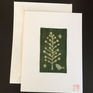 Carte d’art d’arbre et d’oiseau, carte d’art textile japonais, art de teinture naturelle, katazome, carte originale teinte à la main, carte de vœux vierge