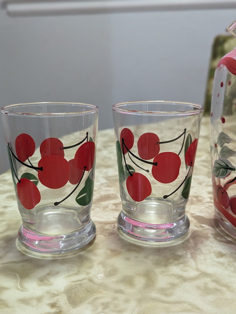 Vintage Libbey glass set of 5 cherry glasses and coordinating cherry pitcher unknown maker red cherries with green stems zdjęcie 3
