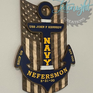 Personalisierter Marine-PIR-Anker | Holz geschnitzte gewellte amerikanische Flagge & geschichteten Anker | Benutzerdefinierte Sailor Abschluss Andenken | Marine Türschild
