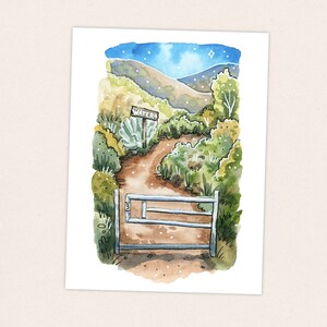 Può includere: Un dipinto ad acquerello di un sentiero sterrato che conduce a un cancello con un cartello che recita "WATERS" in un ambiente boschivo. Il cielo è blu con stelle bianche e il sentiero è circondato da cespugli verdi.