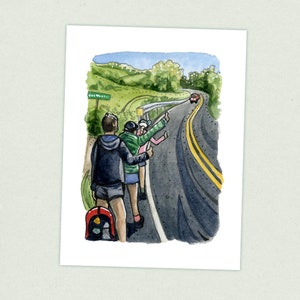 Op de afbeelding: Drie mensen staan aan de kant van een kronkelende weg en zwaaien naar een rode auto die wegrijdt. De weg is omzoomd met groen gras en bomen.
