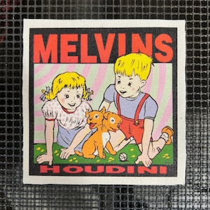 Può includere: Una toppa quadrata con la scritta "MELVINS" in lettere rosse a blocchi sopra un'illustrazione di due bambini e un cane a due teste. La parola "HOUDINI" è stampata in lettere rosse a blocchi sotto.