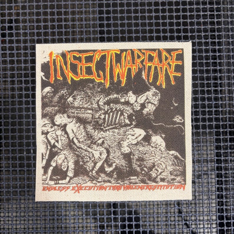 Puede incluir: Un parche cuadrado con el texto "INSECTWARFARE" en naranja, con letras estilizadas. El parche presenta una ilustraci&oacute;n en blanco y negro de figuras y criaturas. El texto "ENDLESS EXECUTION THRU VIOLENT REPETITION" est&aacute; en la parte inferior.