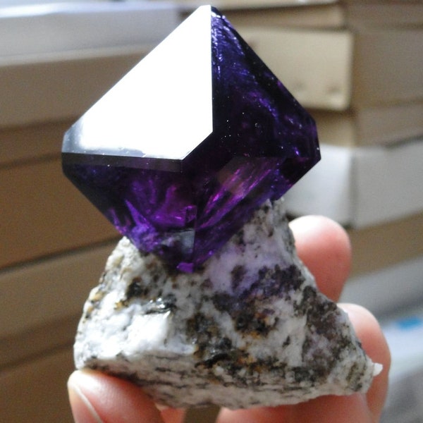 Erstaunlich schön - TOP Luster Deep Purple ALUNIT Kristall auf MATRIX aus Polen - Dekorative Kristallstufe