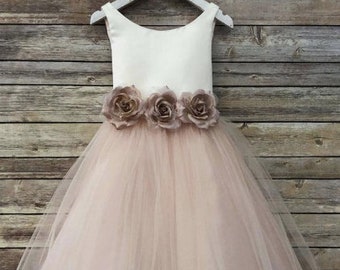 Robe de fille de fleur en satin de tulle Robe de communion Robe de mariée avec fleurs Ceinture florale Robe en tulle