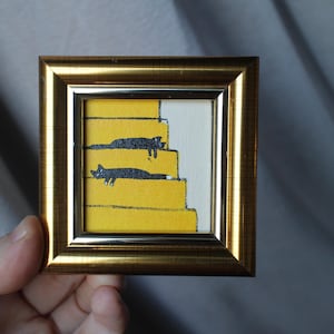 階段で眠っている2匹の黒猫のミニ絵画 油絵 額入り 2 x 2インチ 猫 オリジナル ハンドメイド絵画