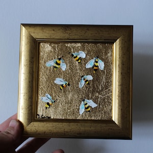 Abeja de miel Miniatura de pintura al óleo con marco de pan de oro Pequeña pintura al óleo original de flores