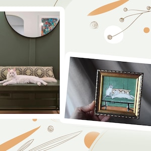 Peut inclure: Un chat blanc allong&eacute; sur un banc vert fonc&eacute; avec un coussin &agrave; motifs. Une peinture encadr&eacute;e de chats est tenue. La peinture a un cadre dor&eacute; et repr&eacute;sente des chats sur un banc vert.
