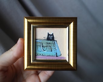Miniature schwarze Katze sitzend die blaue Tasche einer Frau Ölgemälde, handgemachtes gerahmtes Kunstwerk (5 x 5 cm)