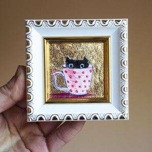 Retrato de gato negro en taza con pan de oro Pintura al óleo con pan de oro Pintura original de 2x2 enmarcada Pintura de gato negro original enmarcada