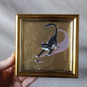 Zwarte kat jaagt op een kever met bladgoud olieverfschilderij met bladgoud 4 x 4 origineel schilderij ingelijst schilderij zwarte kat origineel ingelijst