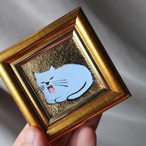 Le chat bleu bâille avec de la feuille d'or Peinture à l'huile avec de la feuille d'or 2 x 2 peinture originale encadrée peinture de chat bleu originale encadrée