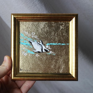 Pintura al óleo de pingüino con pan de oro, pintura original de 4 x 4 enmarcada. Pintura de pingüino negro original enmarcada