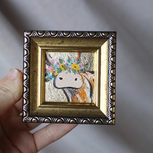 Retrato de cara de vaca dulce, pintura al óleo original enmarcada con hoja de oro de 2 x 2, pintura de vaca de las tierras altas escocesas, ilustración original enmarcada, decoración del hogar