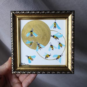 Dipinto ad acquerello originale di ape con cornice in foglia d'oro, illustrazione di ape 4x4, decorazione per la casa, regalo di arte murale, dipinto sulla fauna selvatica