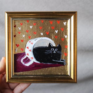 Portrait de chat noir dans une tasse avec feuille d'or peinture à l'huile 4 x 4 avec peinture originale de feuille d'or encadrée Peinture de chat noir originale encadrée