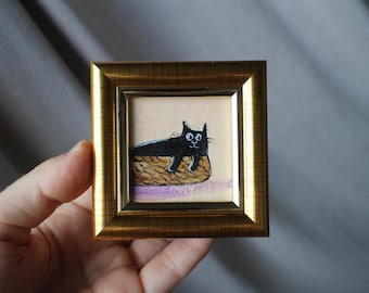 黄色い椅子に座るミニ黒猫の油絵：オリジナルの手作り額入りアート（2