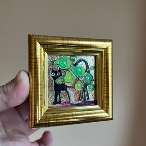 Le chat a renversé le pot de fleurs Peinture à l'huile avec feuille d'or 2 x 2 peinture originale encadrée Peinture de chat noir originale encadrée image 3