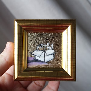 Gato atigrado en una caja Pintura al óleo con pan de oro Pintura original de 2x2 enmarcada Pintura de gato negro original enmarcada