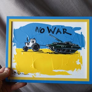 Pintura acrílica original de un tractor ucraniano en un campo de trigo, un tanque, un vehículo blindado de transporte de personal y un tractor.