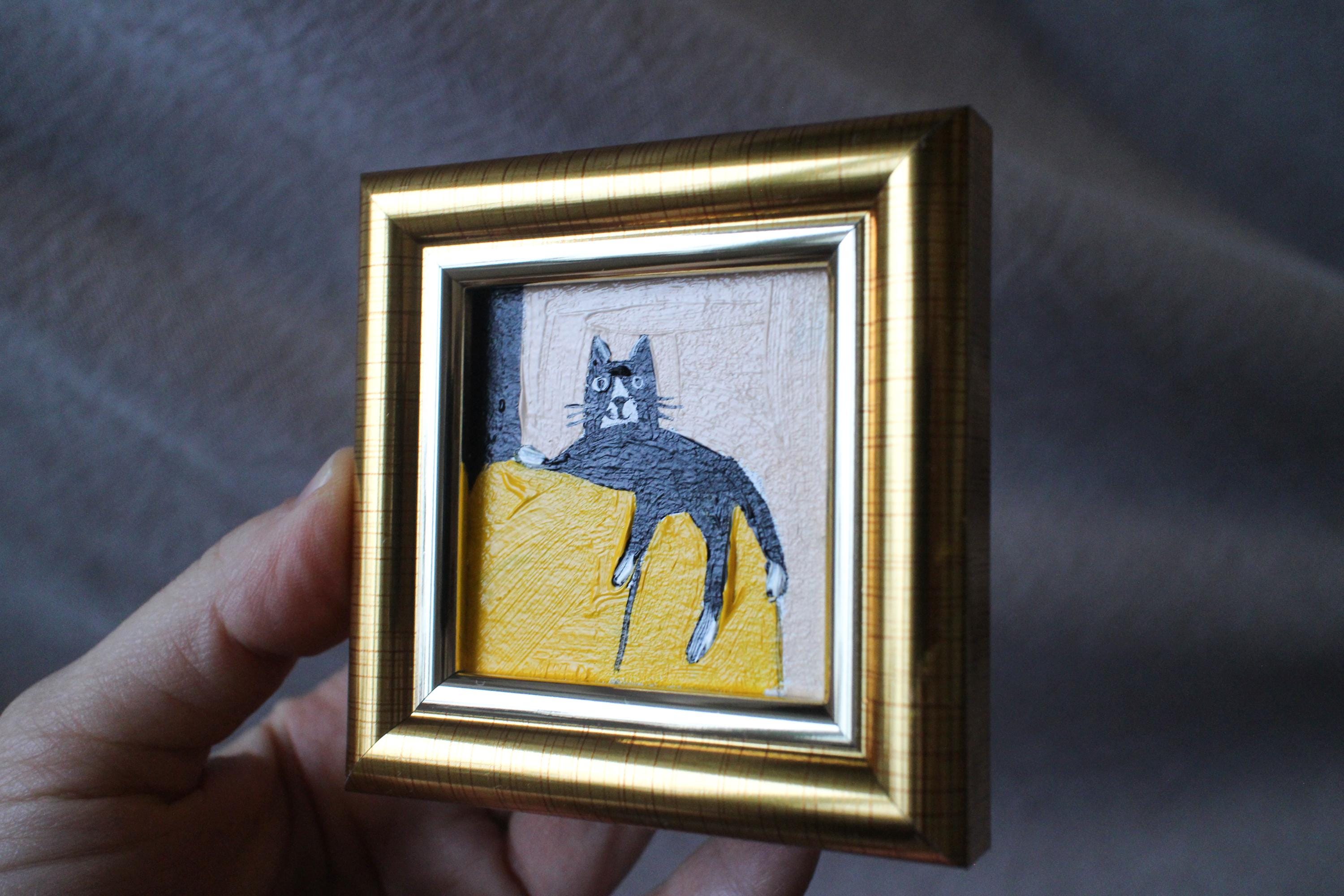 小さな黒猫が黄色い椅子に座っている油絵：オリジナル手作り額装アート