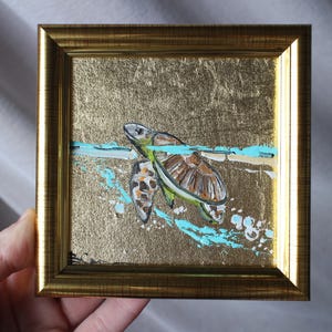 Pintura al óleo de tortuga con pan de oro, pintura original de 4 x 4 enmarcada, pintura de tortuga bebé, pintura original enmarcada