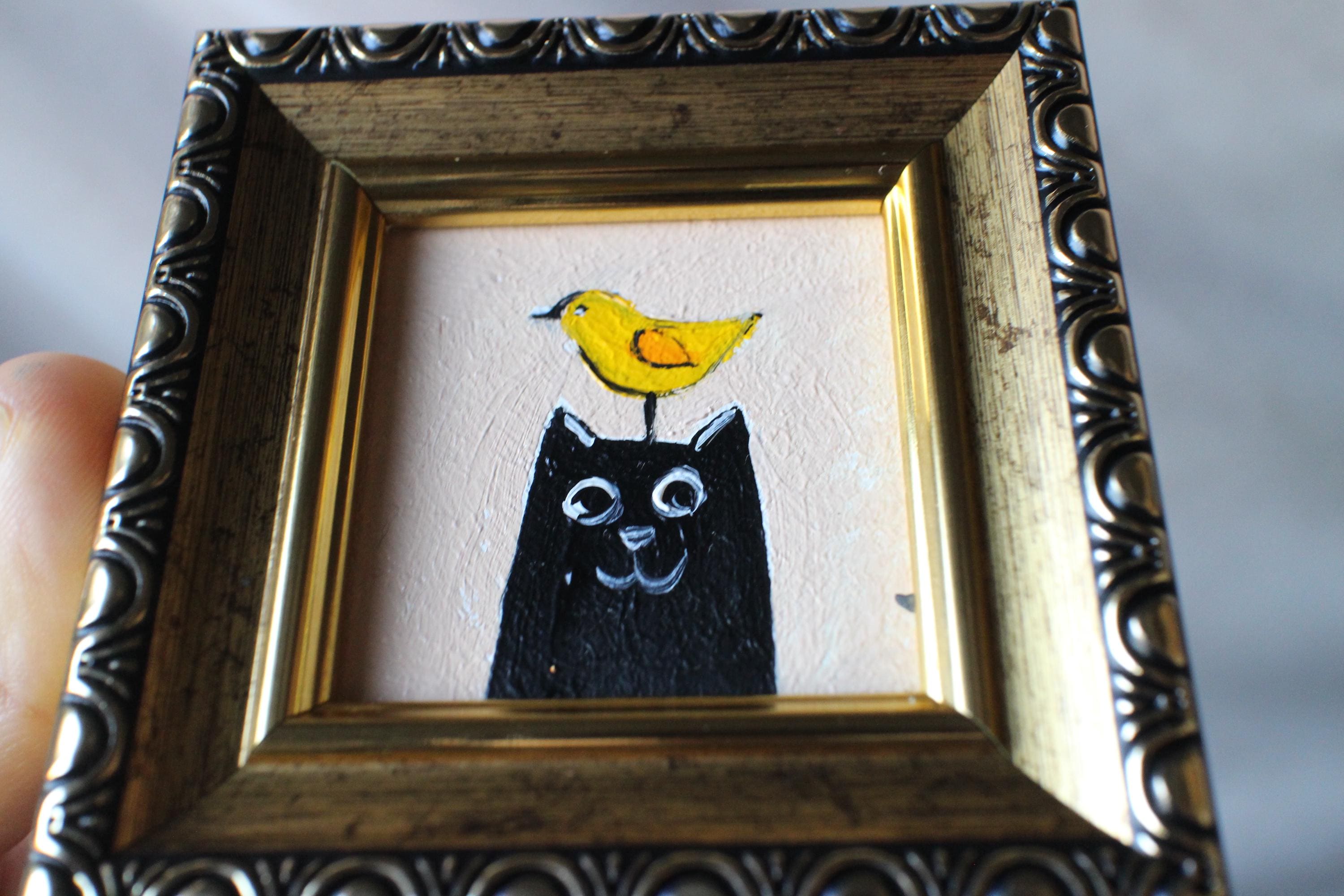 ミニサイズの黒猫の油絵、頭に鳥が乗っている、額装済みオリジナル