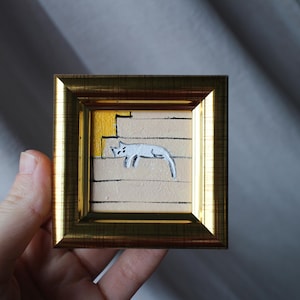 階段で眠っている白い猫のミニ絵画 油絵 額入り 2 x 2インチ オリジナル手作り絵画