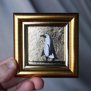 Pintura al óleo de pingüino con pan de oro, pintura original de 2x2 enmarcada. Pintura de pingüino negro original enmarcada.