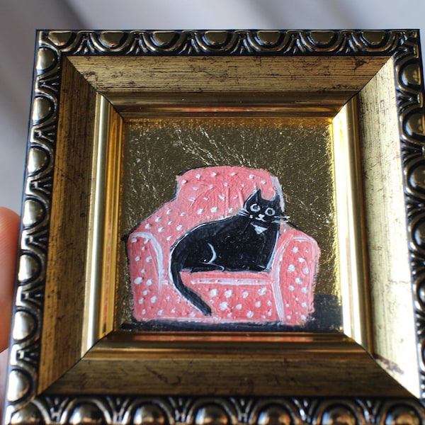 Mini esmoquin bicolor Gato negro Silla rosa Pintura al óleo original Marco de hoja de oro 2x2