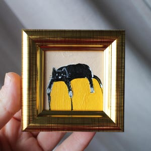 ミニ絵画 黒猫が黄色い椅子の背もたれに座っている油絵 額入り 2 x 2 インチ オリジナル手作り絵画